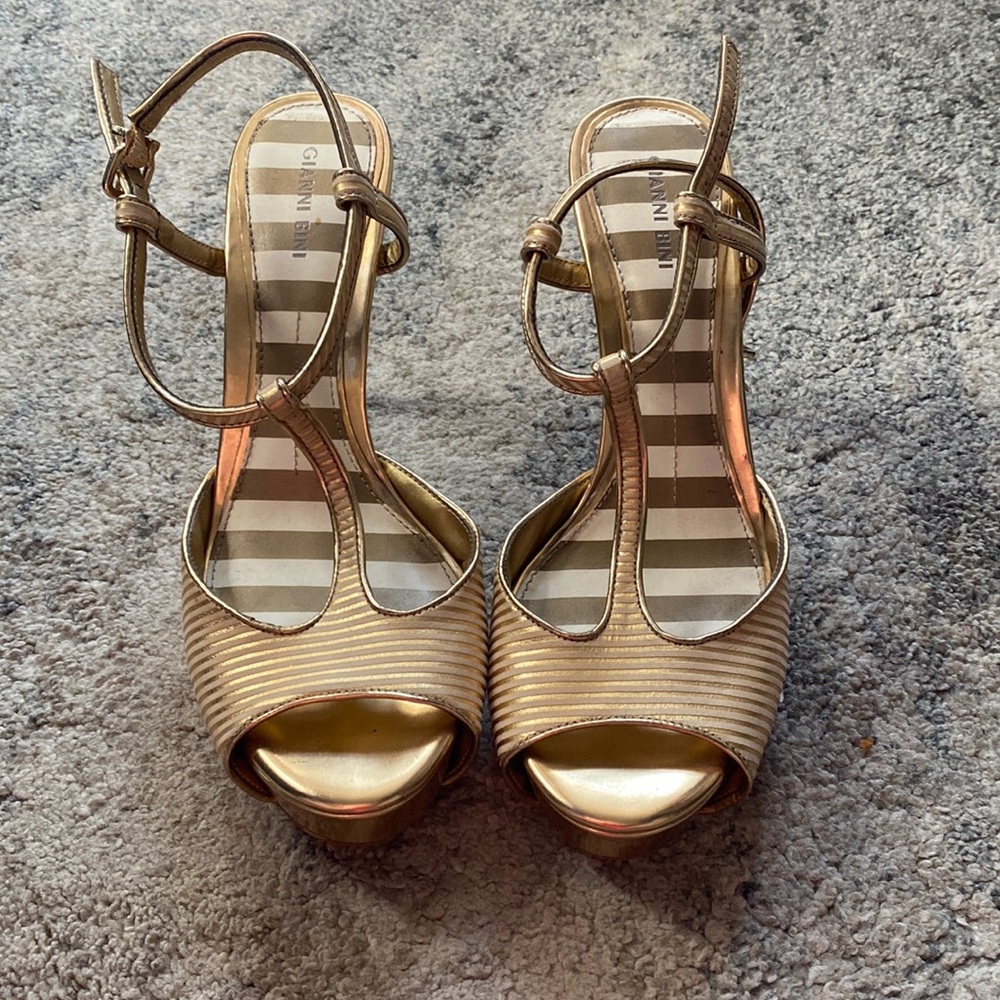 Never Worn Giana Bini Gold Pumps